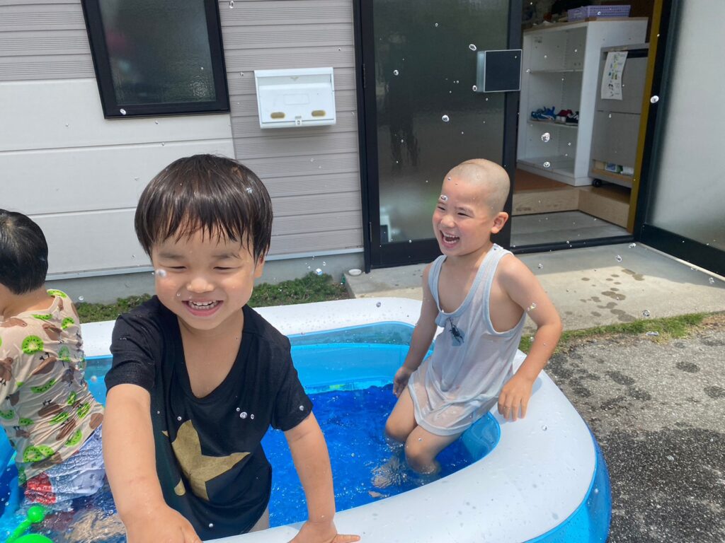 児童発達の子ども達の水遊びが始まりました！